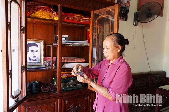 Bà Nguyễn Thị Hãnh, cháu dâu của nhà cách mạng Nguyễn Hữu Tiến cẩn thận giữ gìn, bảo quản từng kỷ vật của ông.