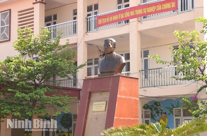 Tượng đài nhà cách mạng tiền bối, Liệt sĩ Nguyễn Hữu Tiến được đặt trang trọng trong khuôn viên ngôi trường mang tên ông tại quê nhà.