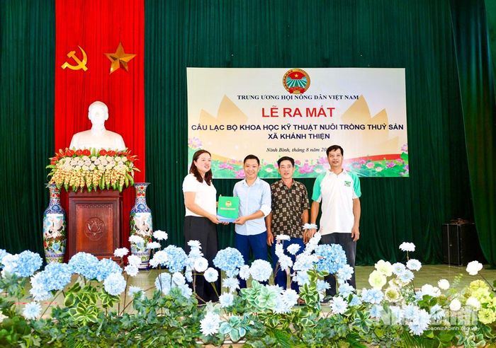 Lãnh đạo Hội Nông dân xã Khánh Thiện trao Quyết định thành lập CLB cho Ban Chủ nhiệm CLB Khoa học kỹ thuật nuôi trồng thủy sản xã Khánh Thiện.