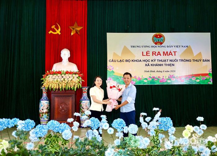 Lãnh đạo Hội Nông dân tỉnh tặng hoa chúc mừng Ban Chủ nhiệm CLB.