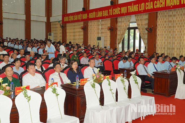 Các đồng chí lãnh đạo tỉnh Ninh Bình và Tập đoàn Đường sắt quốc gia Việt Nam cùng các đại biểu dự Lễ kỷ niệm tại Nhà văn hoá xã Vụ Bản.