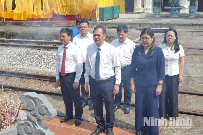 Đoàn đại biểu Tỉnh uỷ, HĐND, UBND, Ủy ban Mặt trận Tổ quốc Việt Nam tỉnh và các sở, ban, ngành của tỉnh do đồng chí Lê Quốc Chỉnh, Phó Bí thư Tỉnh ủy, Chủ tịch HĐND tỉnh làm Trưởng Đoàn đặt vòng hoa, dâng hương tưởng niệm tại Địa điểm tưởng niệm TNXP Ga Núi Gôi, xã Vụ Bản.