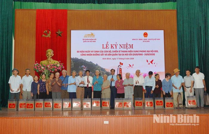 Đồng chí Trần Minh Hoan, Tỉnh ủy viên, Bí thư Đảng ủy, Chủ tịch HĐND xã Vụ Bản và đại diện Tập đoàn Đường sắt Quốc gia Việt Nam trao quà tri ân cho dân quân địa phương tham gia sự kiện ngày 20/8/1966 tại Ga Núi Gôi.