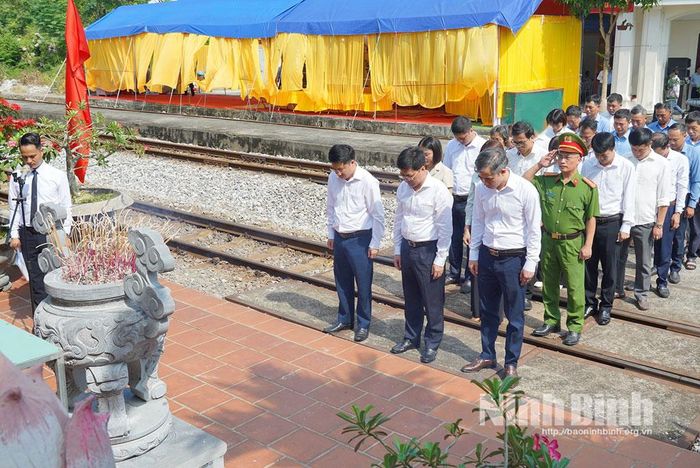 Đoàn đại biểu Đảng ủy, HĐND, UBND, Ủy ban Mặt trận Tổ quốc Việt Nam xã Vụ Bản đặt vòng hoa, dâng hương tưởng niệm tại Địa điểm tưởng niệm TNXP Ga Núi Gôi, xã Vụ Bản.