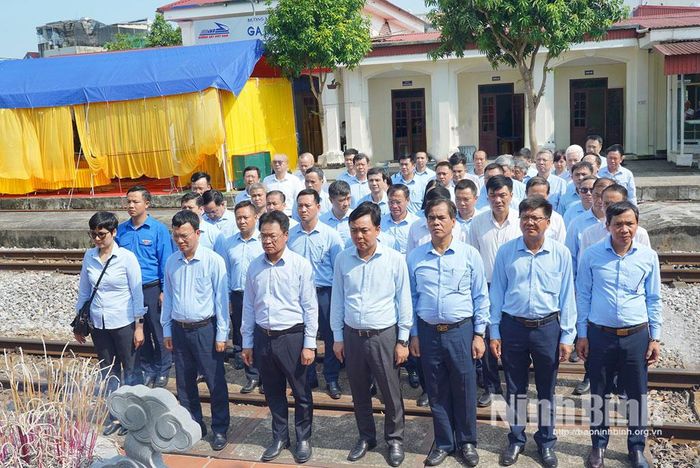 Đoàn đại biểu Tập đoàn Đường sắt Quốc gia Việt Nam do đồng chí Đặng Sỹ Mạnh, Bí thư Đảng ủy, Chủ tịch Hội đồng thành viên Tập đoàn Đường sắt Quốc gia Việt Nam làm Trưởng Đoàn đặt vòng hoa, dâng hương tưởng niệm tại Địa điểm tưởng niệm TNXP Ga Núi Gôi, xã Vụ Bản.