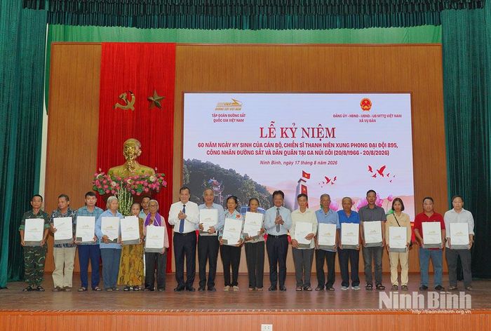 Đồng chí Lê Quốc Chỉnh, Phó Bí thư Tỉnh ủy, Chủ tịch HĐND tỉnh và đồng chí Đặng Sỹ Mạnh, Bí thư Đảng ủy, Chủ tịch Hội đồng thành viên Tập đoàn Đường sắt Quốc gia Việt Nam trao quà tri ân cho thân nhân các liệt sĩ.