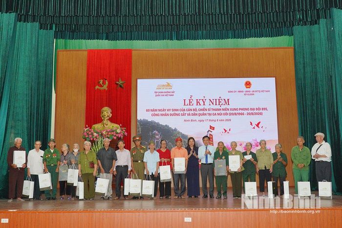 Đồng chí Hà Lan Anh, Tỉnh ủy viên, Phó Chủ tịch UBND tỉnh và đồng chí Hoàng Gia Khánh, Phó Bí thư Đảng ủy, Thành viên Hội đồng thành viên, Tổng Giám đốc Tập đoàn Đường sắt Quốc gia Việt Nam trao quà tri ân cho các cựu TNXP Đại đội 895.