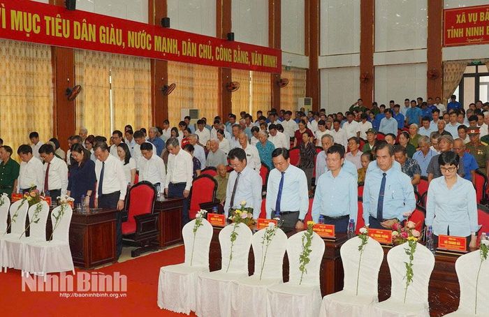 Các đồng chí lãnh đạo tỉnh Ninh Bình và Tập đoàn Đường sắt quốc gia Việt Nam cùng các đại biểu dành phút mặc niệm tưởng nhớ các cán bộ, chiến sĩ TNXP, công nhân đường sắt và dân quân đã hy sinh.