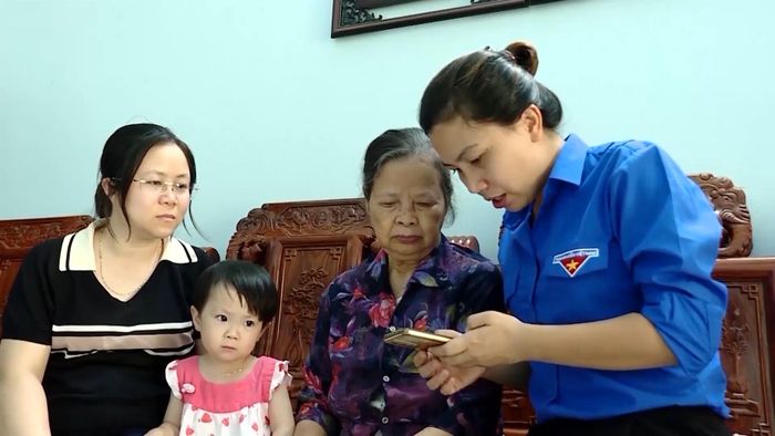 Đoàn viên thanh niên xã Cúc Phương phát huy vai trò xung kích, tiên phong trong phong trào Bình dân học vụ số.