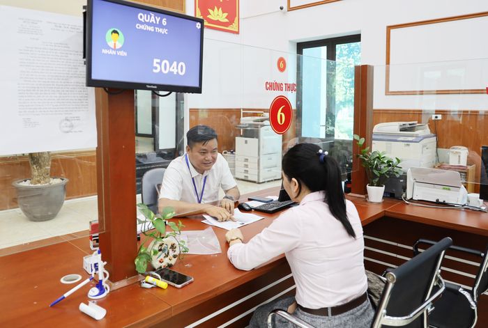 Người dân thực hiện TTHC tại Trung tâm phục vụ hành chính công phường Hoa Lư.