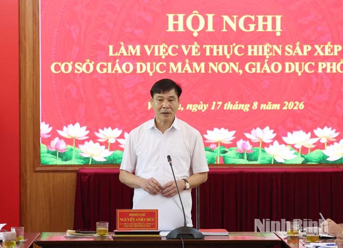 Đồng chí Nguyễn Anh Chức, Ủy viên Ban Thường vụ Tỉnh ủy, Phó Chủ tịch UBND tỉnh phát biểu kết luận buổi làm việc.
