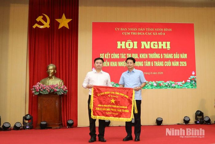 Lãnh đạo Ban Thi đua, khen thưởng (Sở Nội vụ) trao Cờ thi đua của UBND tỉnh cho Đảng bộ, chính quyền và nhân dân xã Khánh Hội.