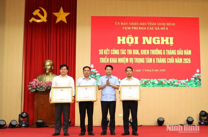 Lãnh đạo Ban Thi đua, khen thưởng (Sở Nội vụ) trao Bằng khen của Chủ tịch UBND tỉnh cho các thành viên trong Cụm có thành tích xuất sắc trong phong trào thi đua năm 2025.