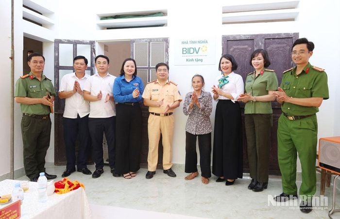 Các đại biểu chụp ảnh lưu niệm cùng gia đình bà Ngô Thị Liên.