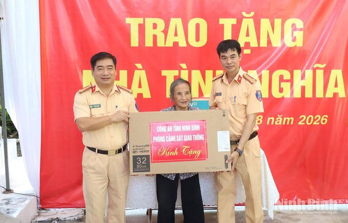 Phòng Cảnh sát Giao thông Công an tỉnh tặng quà cho gia đình bà Ngô Thị Liên.
