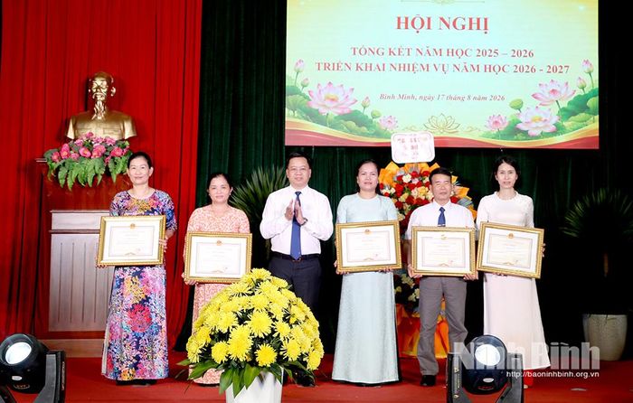 Lãnh đạo xã Bình Minh trao Bằng khen của Chủ tịch UBND tỉnh cho các cá nhân có thành tích xuất sắc trong năm học 2025-2026. Ảnh: Minh Đường