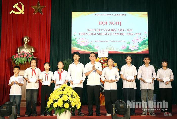 Lãnh đạo xã Bình Minh khen thưởng cho các em học sinh đạt thành tích cao trong các kỳ thi. Ảnh: Minh Đường