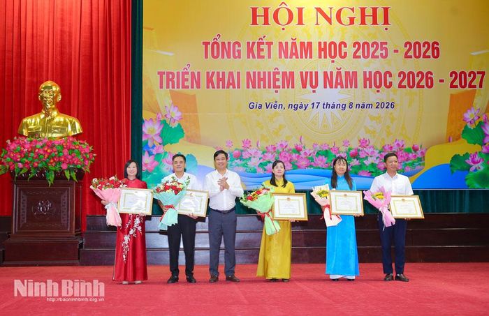 Lãnh đạo xã Gia Viễn trao Giấy khen của Sở Giáo dục và Đào tạo cho các cá nhân có thành tích xuất sắc trong năm học 2025-2026. Ảnh: Anh Tuấn