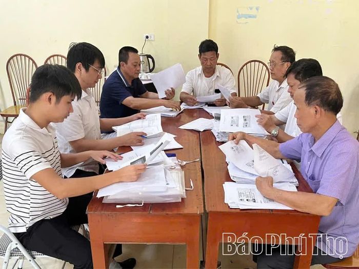 Cán bộ rà soát hồ sơ dữ liệu đất đai tại tổ dân phố Đức Cung, phường Xuân Hòa.