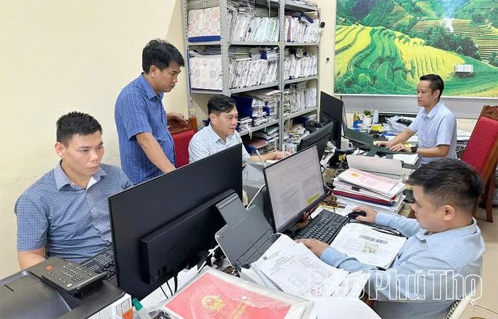 Cán bộ Phòng Nông nghiệp và Môi trường xã Bình Xuyên rà soát, cập nhật dữ liệu đất đai.