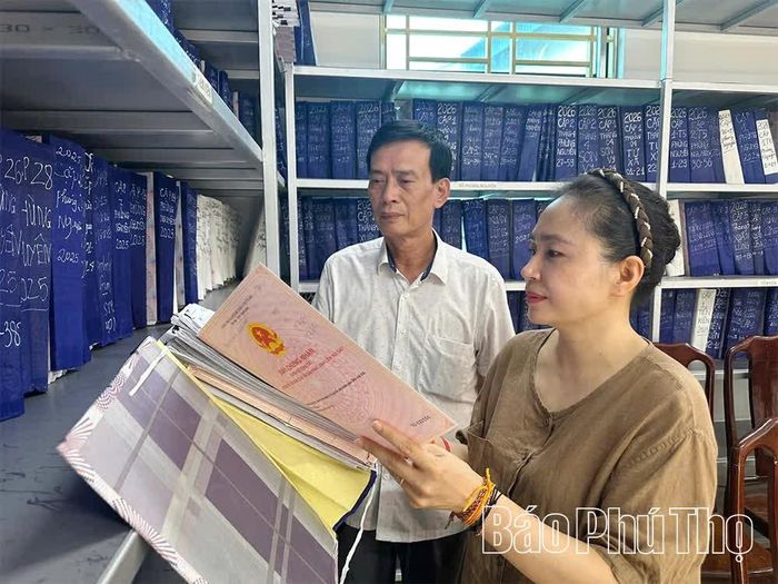 Cán bộ Chi nhánh Văn phòng Đăng ký đất đai Lâm Thao tích cực phối hợp với các xã rà soát, chuẩn hóa dữ liệu đất đai.