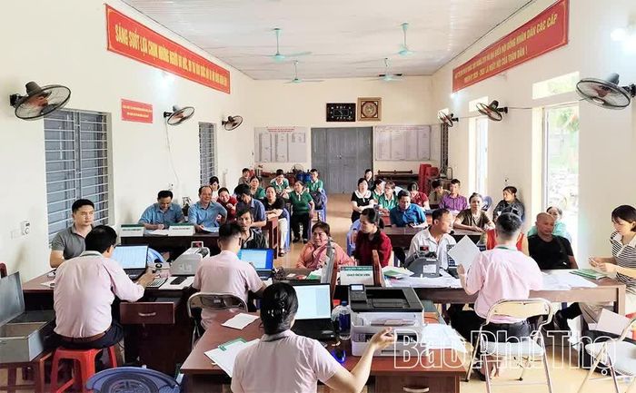 Cán bộ tín dụng Phòng Giao dịch NHCSXH Lạc Thuỷ trực tiếp hướng dẫn làm thủ tục vay vốn tại Điểm giao dịch Đồng Tâm (xã Lạc Thuỷ) tạo điều kiện thuận lợi cho người dân tiếp cận nguồn vốn chính sách. 