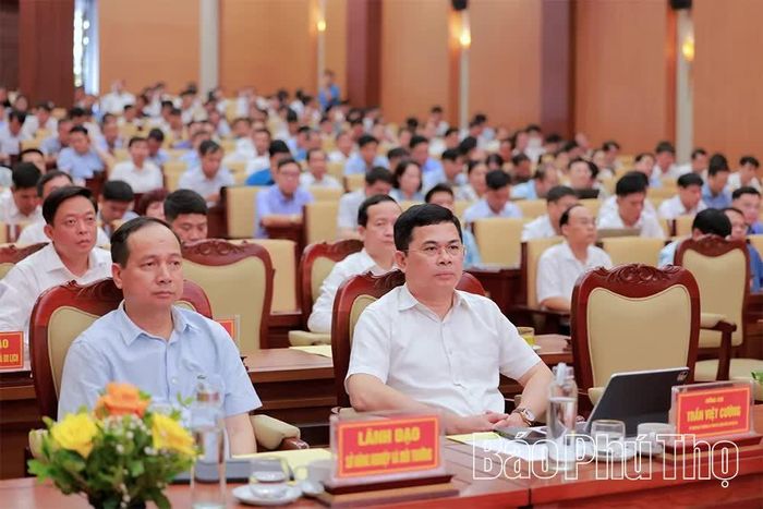 Giám đốc Sở Nội vụ Trần Việt Cường cùng các đại biểu tham dự chương trình.