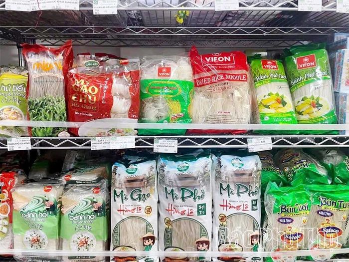 Sản phẩm Mì gạo Hùng Lô trên kệ siêu thị tại Nhật Bản.