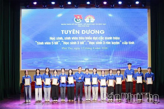 Lãnh đạo Tỉnh đoàn trao chứng nhận cho các cá nhân đạt danh hiệu “Học sinh 3 tốt”. 