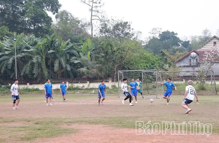 Đội bóng đá của các đơn vị trên địa bàn xã Xuân Lũng thi đấu tại Đại hội Thể dục thể thao.