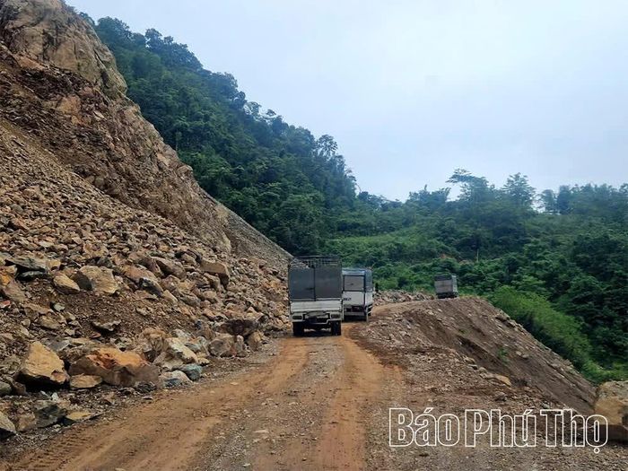 Nhiều ngày nắng ráo, nguy cơ đất, đá lăn vẫn rình rập trên tuyến đường qua xóm Trung Thành, xã Quy Đức. Ảnh: Hồng Duyên