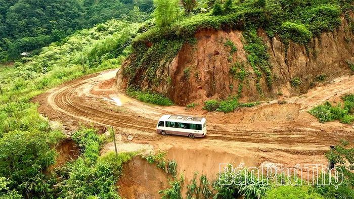 Cận cảnh cung đường lầy lội, trượt sạt sau mưa tại thôn Thầm Luông, xã Quy Đức. Ảnh: Sơn Tùng 
