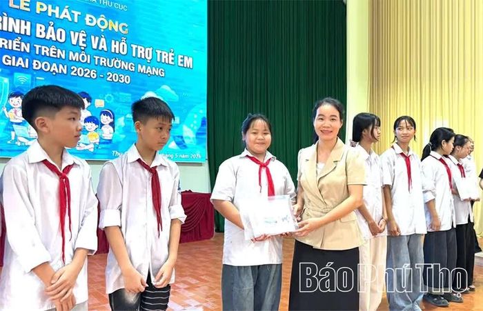 Lãnh đạo xã Thu Cúc tặng quà cho trẻ em có hoàn cảnh khó khăn trên địa bàn.
