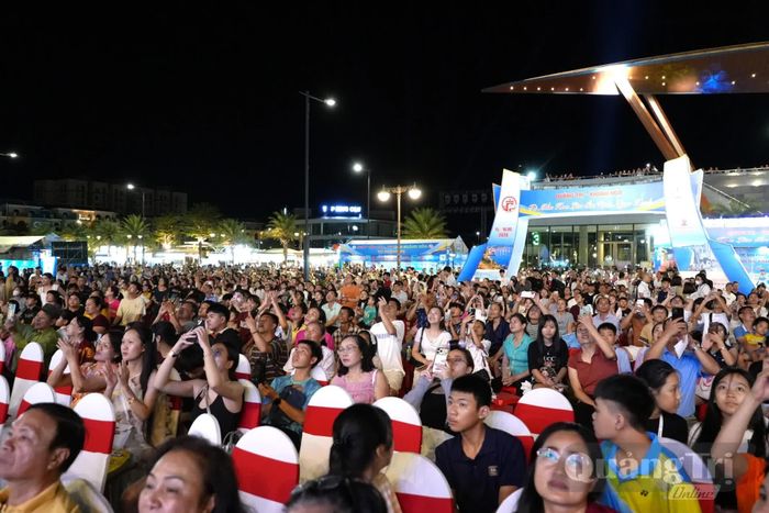 Đông đảo người dân tham gia lễ khai mạc ngày hội Văn hóa, Du lịch Khánh Hòa tại Quảng Trị tạo nên không khí vui tươi, sôi động - Ảnh: T.Đ