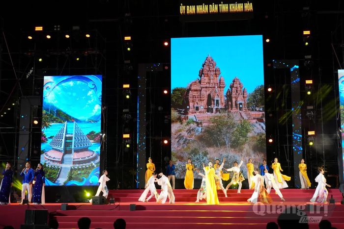 Các tiết mục nghệ thuật đặc sắc tại lễ khai mạc - Ảnh: T.Đ