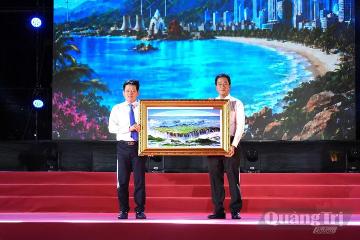 Đồng chí Nguyễn Long Biên, Phó Chủ tịch Thường trực UBND tỉnh Khánh Hòa trao bức tranh cho đồng chí Lê Văn Bảo, Phó Chủ tịch UBND tỉnh Quảng Trị - Ảnh: T.Đ