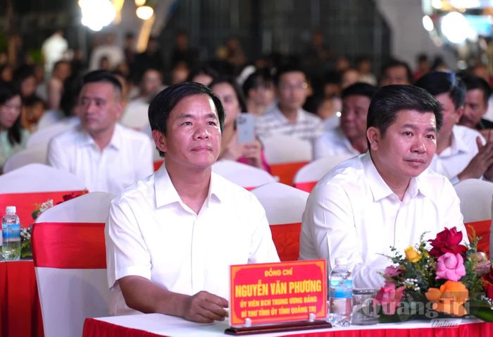 Đồng chí Nguyễn Văn Phương, Bí thư Tỉnh ủy Quảng Trị và đồng chí Trần Vũ Khiêm, Phó Bí thư Thường trực Tỉnh ủy, Trưởng đoàn đại biểu Quốc hội tỉnh tham dự lễ khai mạc - Ảnh: T.Đ