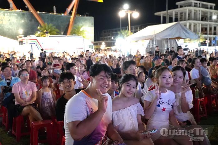 Giới trẻ Quảng Trị hào hứng khi được tìm hiểu mảnh đất, con người Khánh Hòa thông qua các tiết mục nghệ thuật - Ảnh: T.Đ