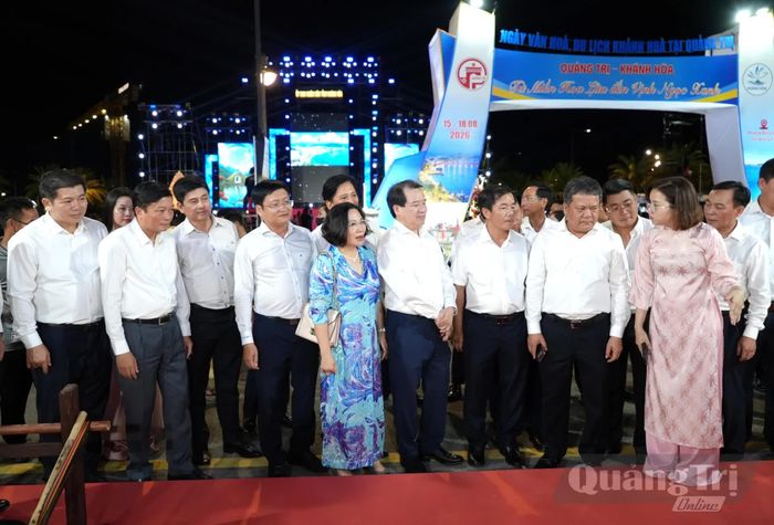 Các đồng chí lãnh đạo tỉnh Quảng Trị và tỉnh Khánh Hòa tham quan các gian hàng trưng bày nghệ thuật làm gốm Bàu Trúc - Ảnh: T.Đ