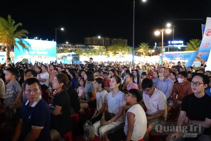 Đông đảo người dân và du khách thưởng thức các tiết mục nghệ thuật đặc sắc tại lễ khai mạc - Ảnh: T.Đ