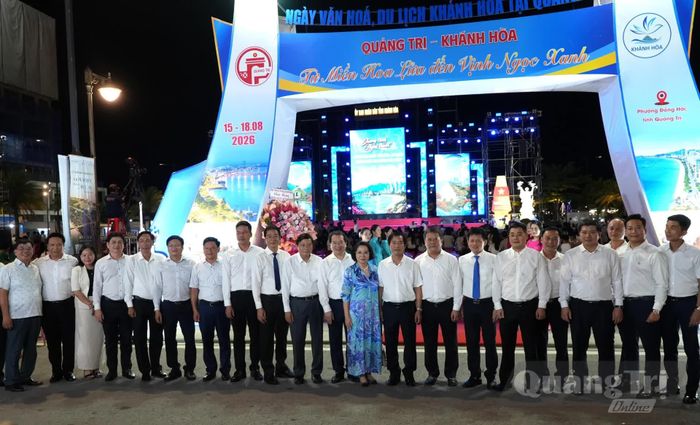 Các đồng chí lãnh đạo tỉnh Quảng Trị và tỉnh Khánh Hòa chụp ảnh lưu niệm cùng các đại biểu tham dự sự kiện - Ảnh: T.Đ
