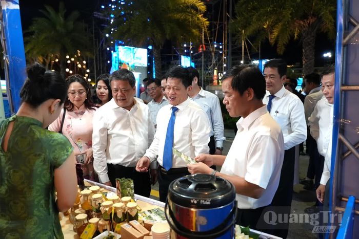 Các đồng chí lãnh đạo tỉnh Quảng Trị và tỉnh Khánh Hòa tham quan gian hàng trưng bày sản phẩm OCOP tại sự kiện - Ảnh: T.Đ