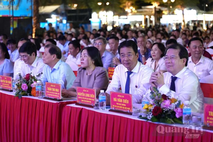 Các đại biểu tham dự lễ khai mạc - Ảnh: T.Đ