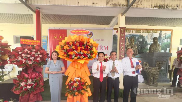 Đại diện lãnh đạo Ủy ban MTTQ Việt Nam tỉnh tặng hoa chúc mừng Hội Đông y tỉnh - Ảnh: Thùy Trang