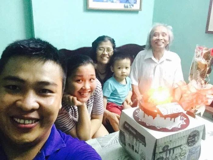 Vợ chồng thầy Nguyễn Xớn cùng con gái, con rể và cháu ngoại - Ảnh: P.P.P