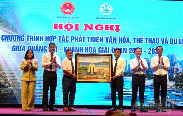 Hiệp hội Du lịch Khánh Hòa tặng quà cho Hiệp hội Du lịch Quảng Trị - Ảnh: T.Đ