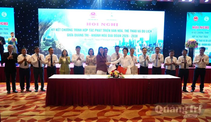 Công ty Anex Việt Nam (Khánh Hòa) và Công Ty TNHH MTV Du Lịch Trường Thịnh (Quảng Trị) ký kết biên bản hợp tác - Ảnh: T.Đ