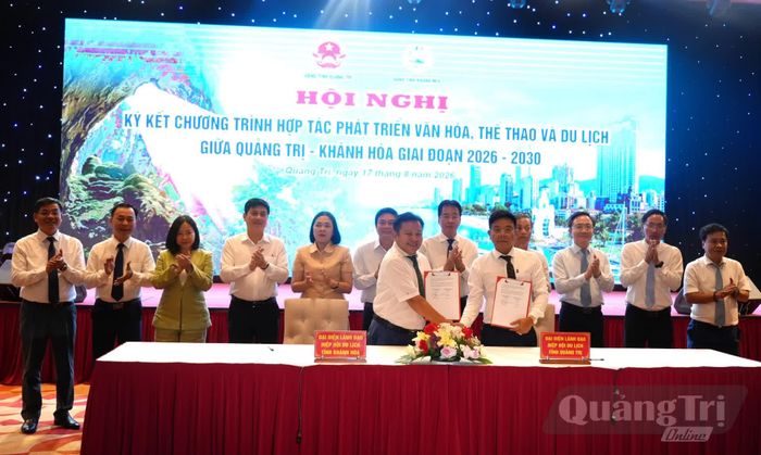 Hiệp hội Du lịch Khánh Hòa và Hiệp hội Du lịch Quảng Trị ký kết biên bản hợp tác - Ảnh: T.Đ