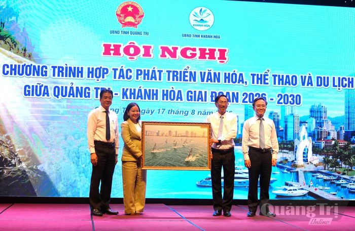 Đại diện lãnh đạo Sở Văn hóa, Thể thao và Du lịch tỉnh Khánh Hòa tặng quà Sở Văn hóa, Thể thao và Du lịch tỉnh Quảng Trị - Ảnh: T.Đ