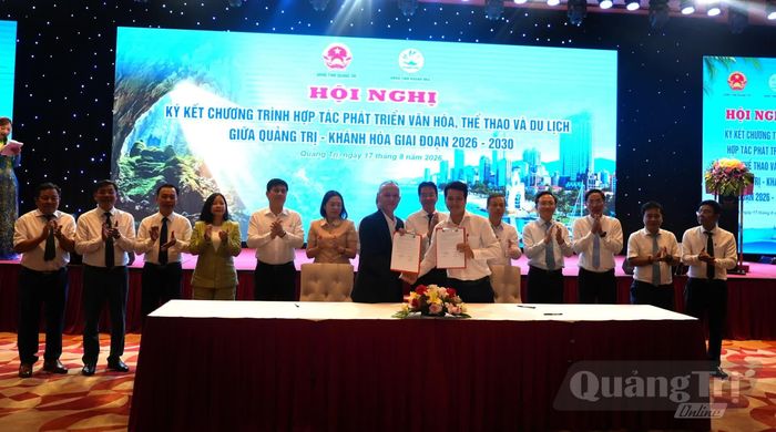 Công ty CP Du lịch Vietravel-Chi nhánh Khánh Hòa và Công ty TNHH Oxalis (Quảng Trị) ký kết biên bản hợp tác - Ảnh: T.Đ